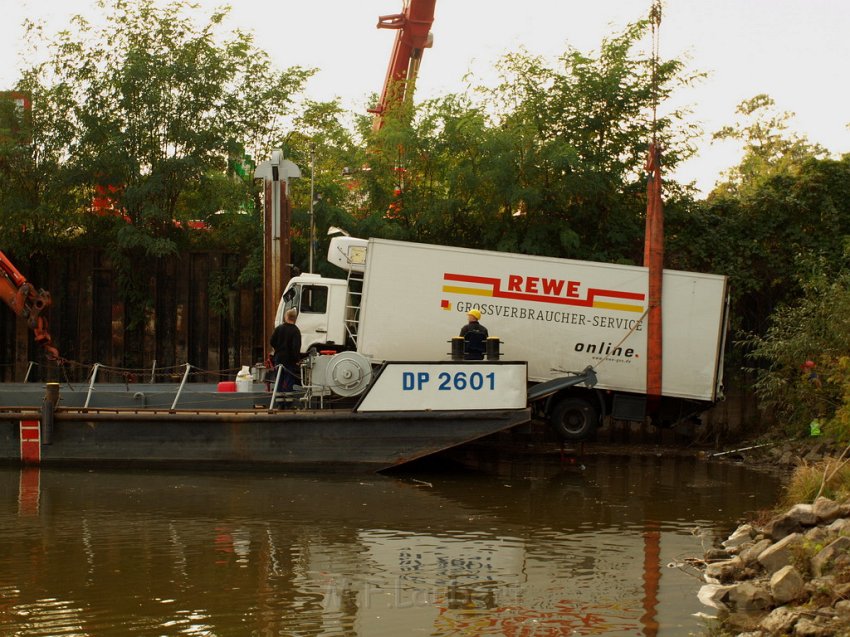 LKW faehrt in den Rhein Langel Hitdorf Faehre P349.JPG